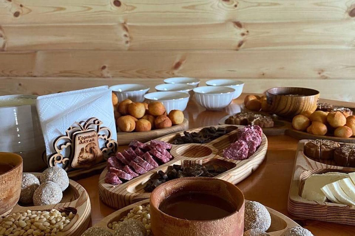 Завтрак с элементами алтайской национальной кухни + экскурсия на Камышлинский водопад +ВК Манжерок