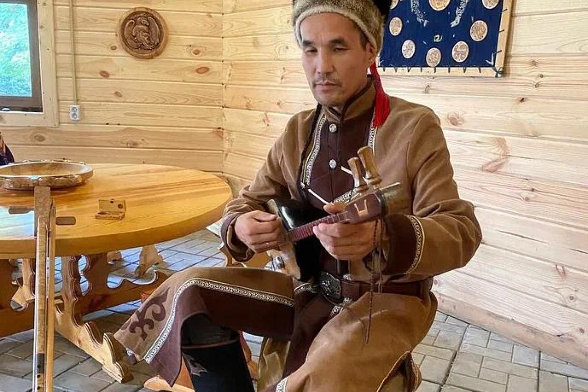 В горной долине город любимый с посещением музея им. Анохина, экскурсия + этнопрограмма с игрой на национальных инструментах и горловым пением