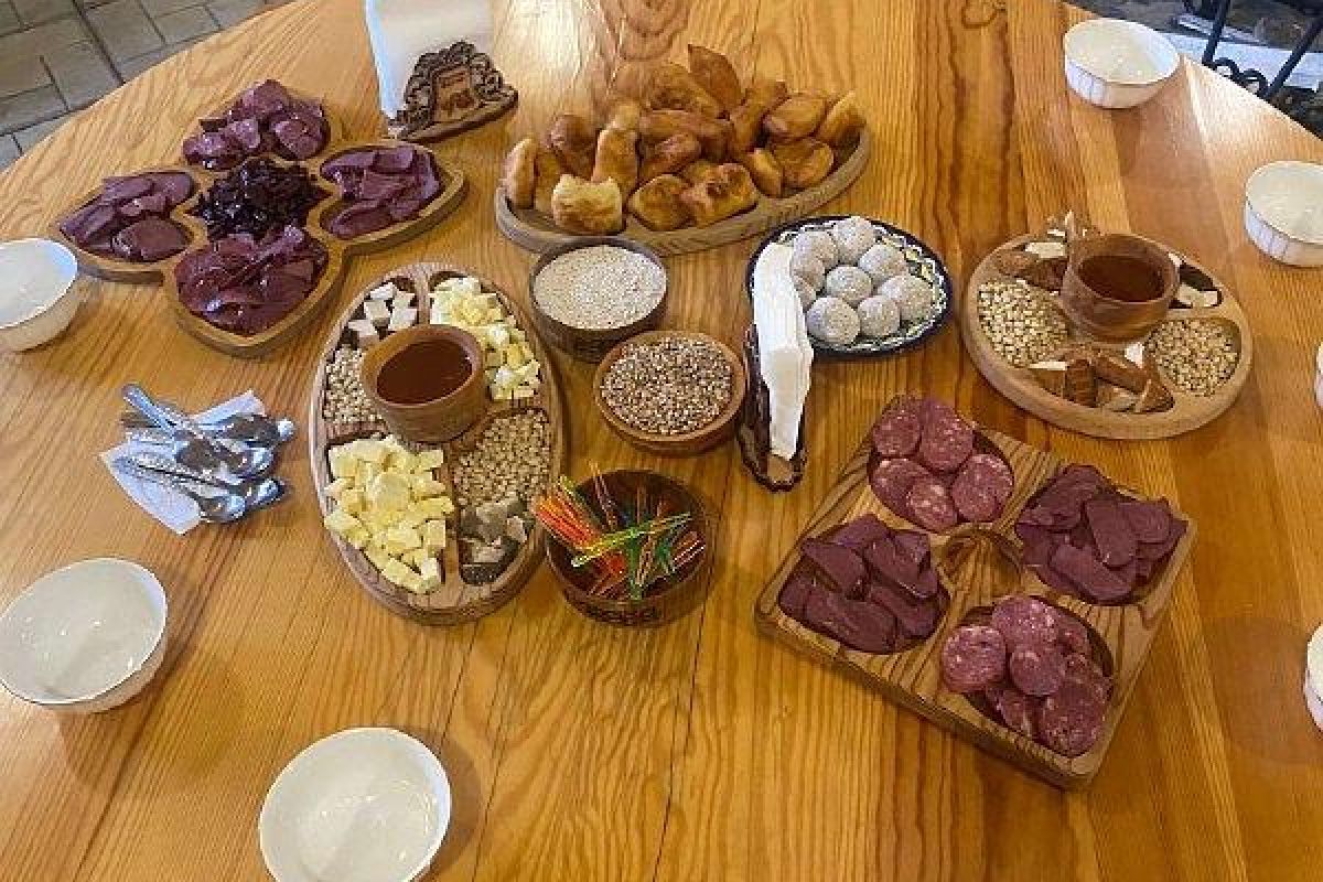 Завтрак с элементами алтайской национальной кухни + экскурсия на Камышлинский водопад +ВК Манжерок